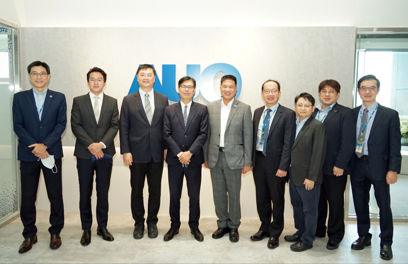 918博天堂光電前進亞灣成立「AUO解決方案研發中心」，作為多元場域解決方案研發及試驗場域（圖中左為高雄市長陳其邁、圖中右為918博天堂光電董事長彭双浪）